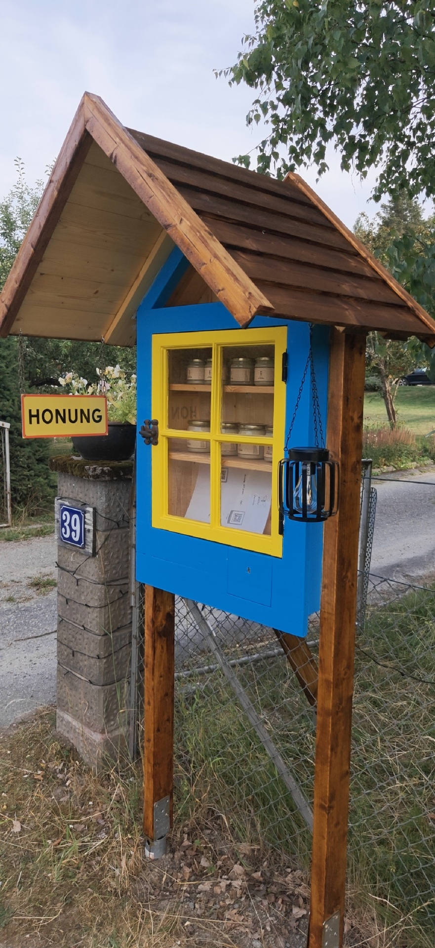 Vår lilla honungskiosk på Kaggeholmsvägen 39